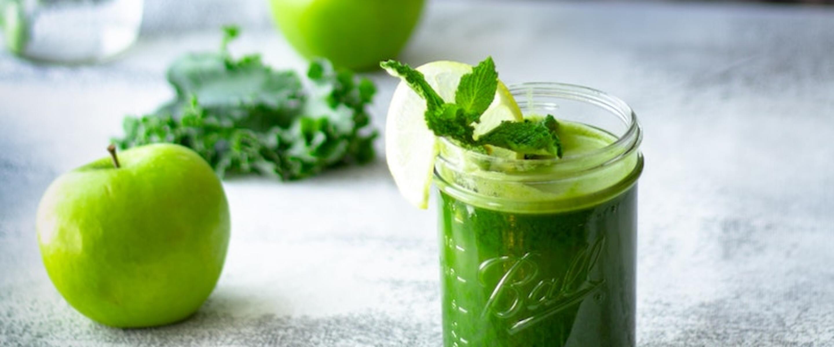 Reese Witherspoon Says It Makes Her Glow, But What Can a Green Juice Really Do for Your Health?